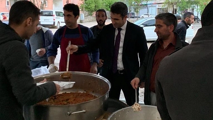 Başkan Arıkan,ilk iftarını çadırda vatandaşlarla yaptı 
