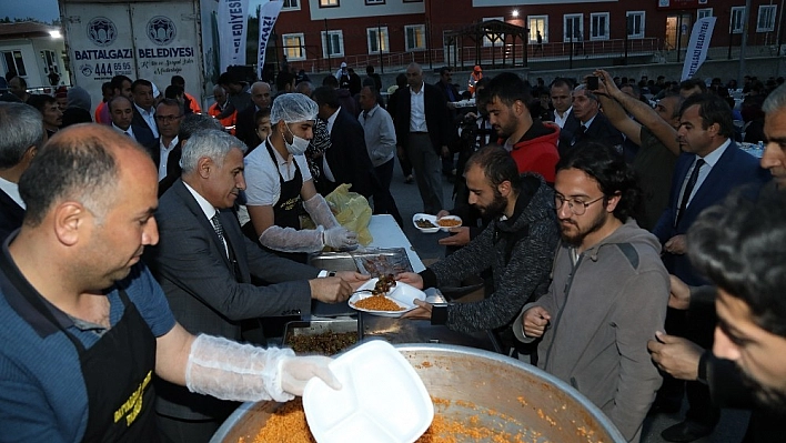 Başkan Güder ilk iftarını öğrencilerle yaptı 