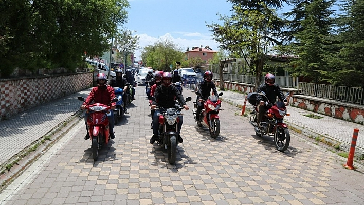 Eğitim aldılar, hediye edilen kasklarla trafiğe çıktılar 