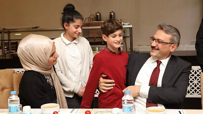 Vali Ekinci, koruyucu aile ve çocuklarla bir araya geldi 