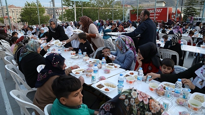 Güder, vatandaşlarla birlikte iftarını açtı 