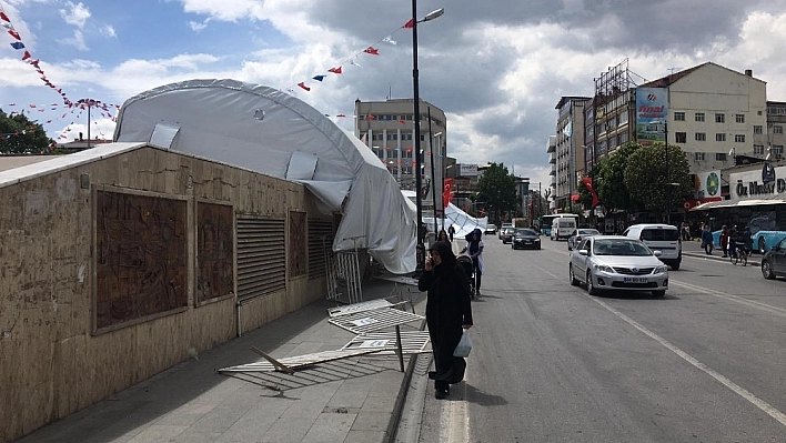 Şiddetli rüzgar, iftar çadırını uçurdu 