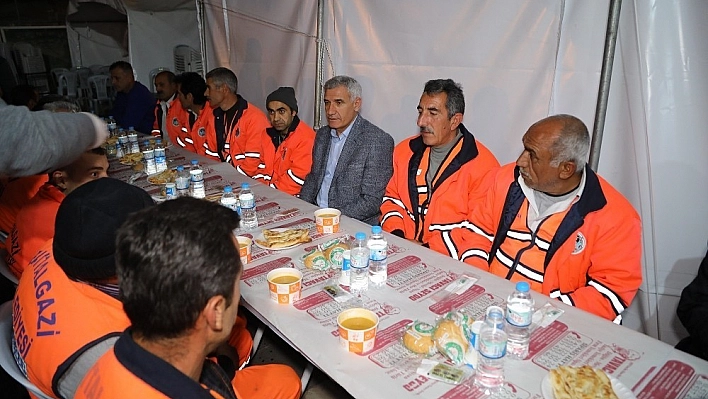 Başkan Güder temizlik işçileri ile sahurda bir araya geldi 