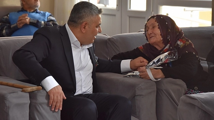 Sadıkoğlu'ndan huzurevi annelerine ziyaret 