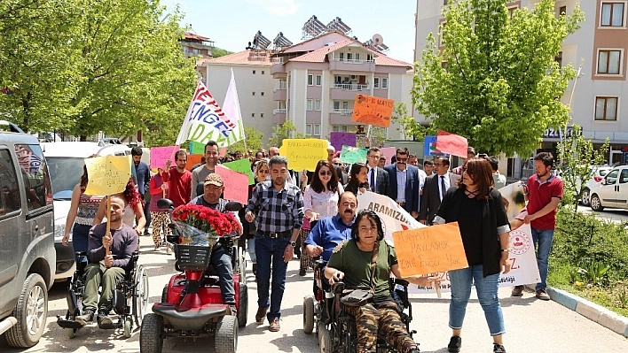 Engelli bireylerden farkındalık yürüyüşü 