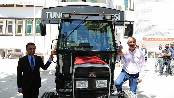 Çiftçiler gününde, traktör hediye etti 