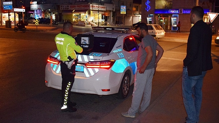 Kendini otomobil önüne attı