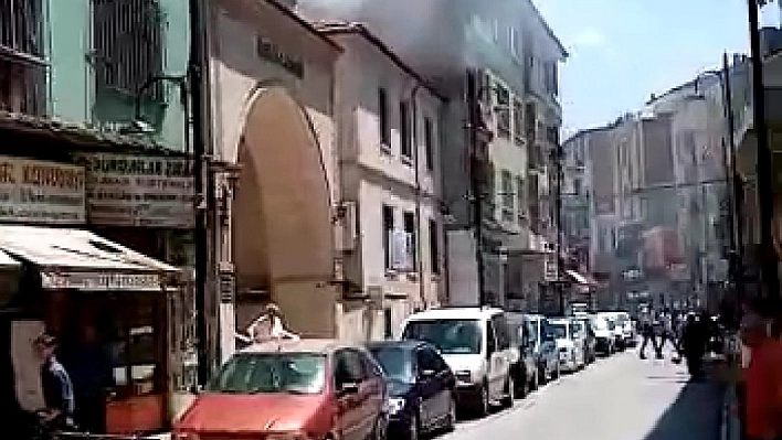 Cami çatısında korkutan yangın 