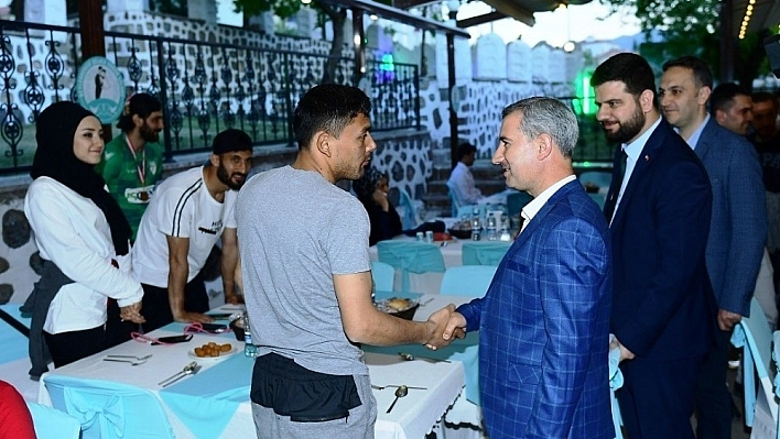 Çınar, şampiyon takımı iftarda ağırladı 