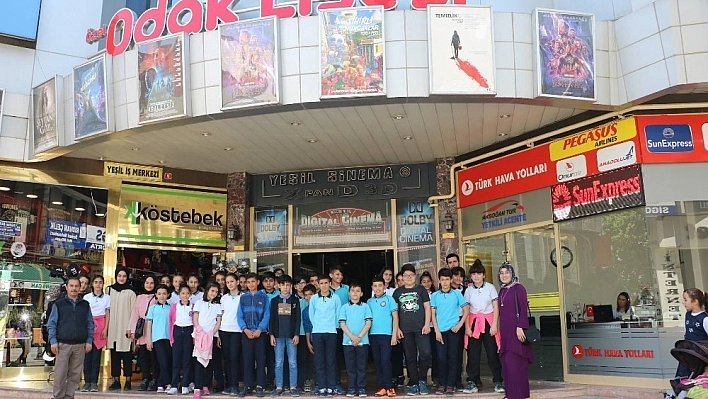 İlkokul öğrencilerinin sinema sevinci 