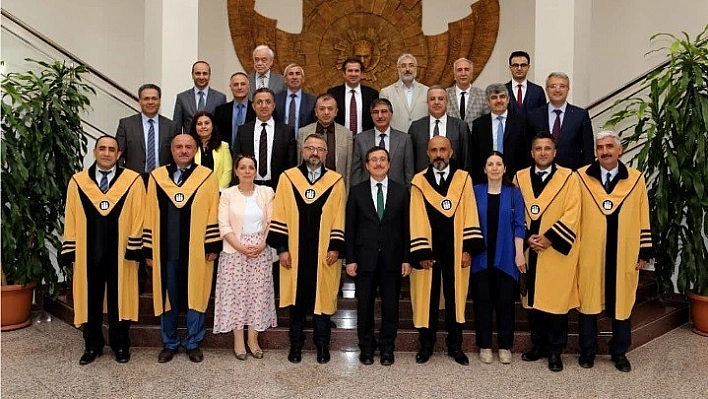 Unvanda yükselen öğretim üyelerine cübbeleri giydirildi 
