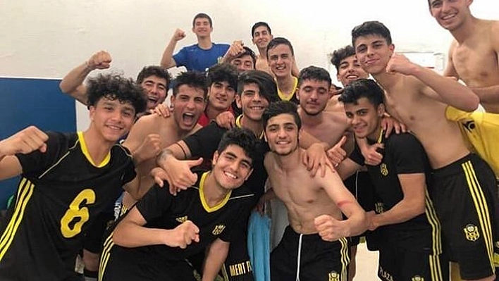 Evkur Yeni Malatyaspor U17 takımı umutlarını son haftaya taşıdı 