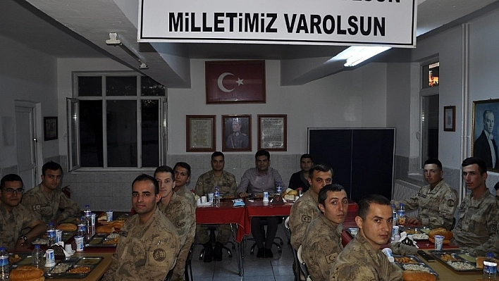 Kaymakam Şahin Mehmetçikle iftarda bir araya geldi 