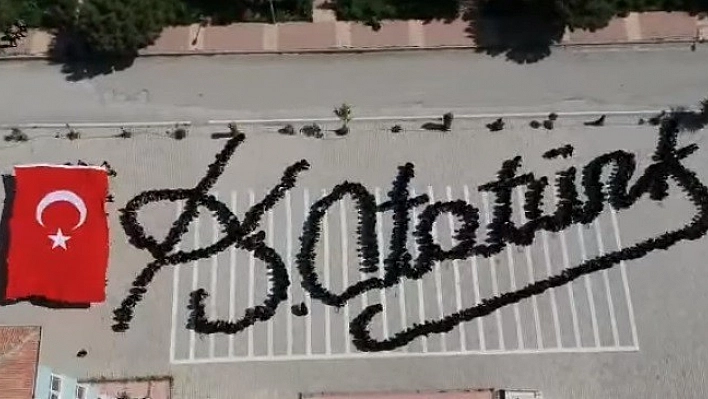 690 Öğrenci ile 'Atatürk İmzası'