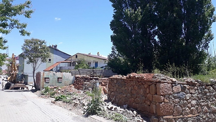 Bingöl'de uyuşturucu kullanılan metruk bina yıkıldı 