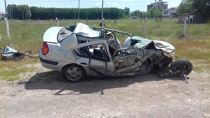 Tıra çarpan otomobilin sürücüsü ağır yaralandı 