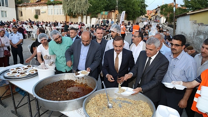 Başkan Güder, Taştepe'de iftarda vatandaşla bir araya geldi 