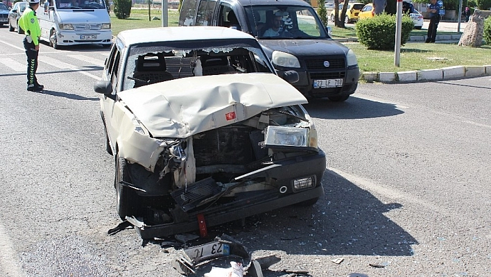Otomobille Kamyonet Çarpıştı