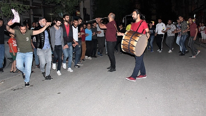 Elazığ'da davullu klarnetli sahur halayı 