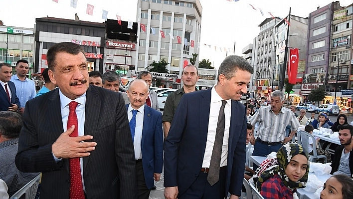 Vali Baruş ve Başkan Gürkan iftarlarını çadırda açtı 