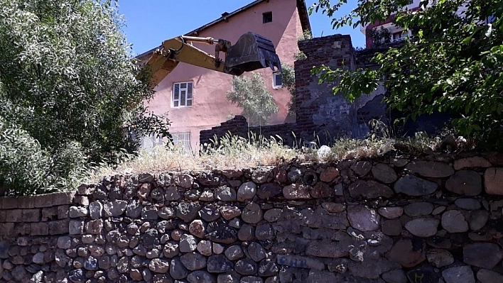 Bingöl'de metruk bina yıkıldı 