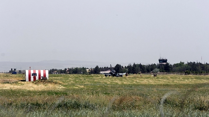 Savaş uçağı yere çakıldı, pilotlar atlayarak kurtuldu 