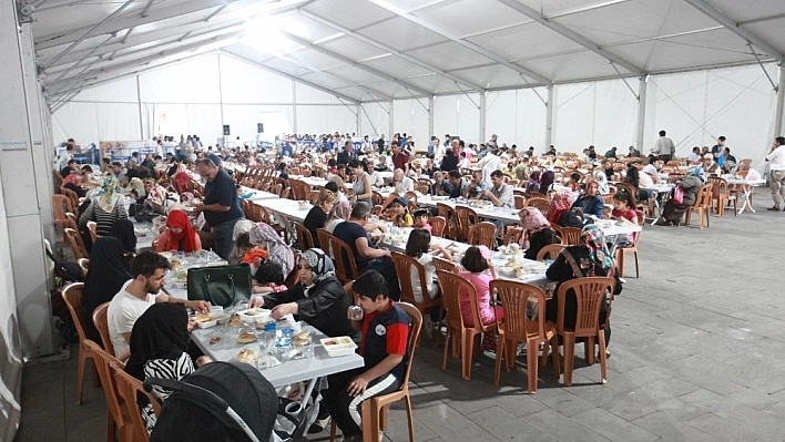 75 bin kişi iftar çadırında buluştu