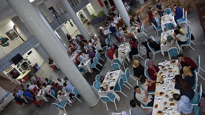 Yeni Hamle'den iftar yemeği 