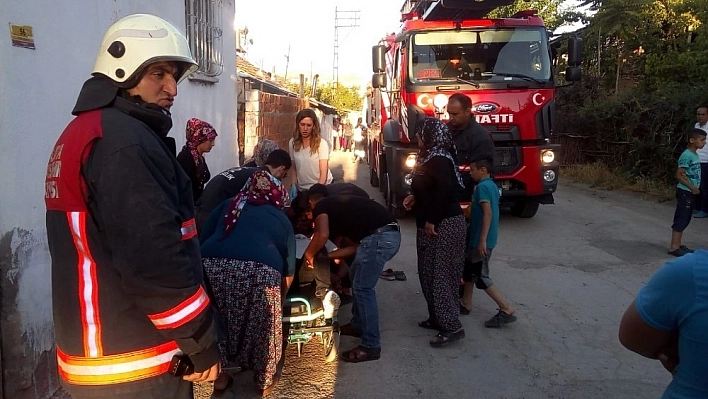 Bunalıma girdi, evini ateşe verdi 