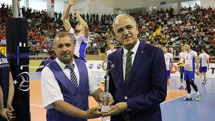 Voleybol Federasyonu Başkanı Üstündağ'a ödül 