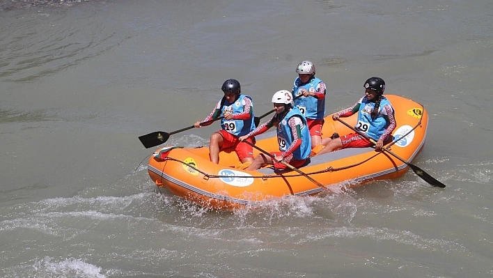 Tunceli'de Dünya Rafting Şampiyonası sürüyor 