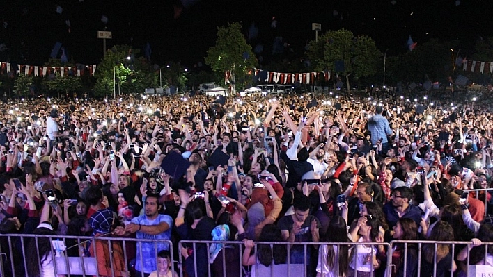 Aynı anda kep atan binlerce öğrenciden coşkulu kutlama 