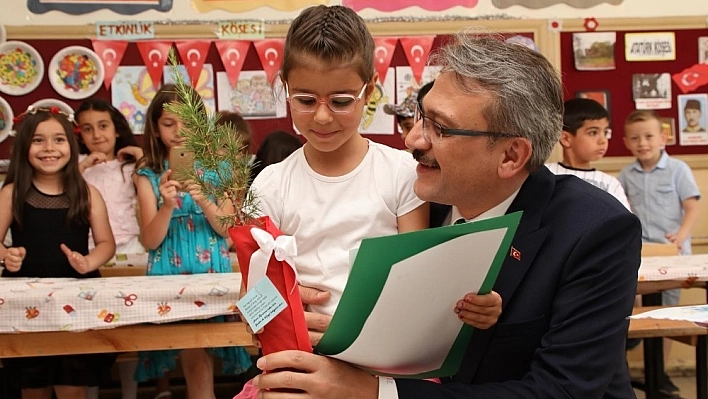 Bingöl'de 58 bin öğrenci karne heyecanı yaşadı 