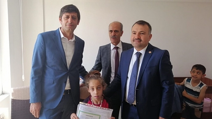 Evde eğitim gören Nurhayat'ın karne heyecanı 