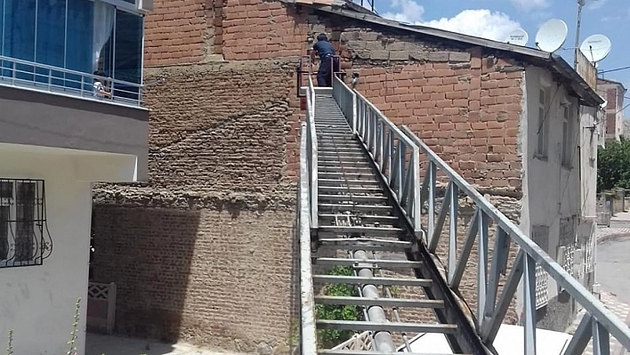 Mahsur kalan kırlangıcı itfaiye ekibi kurtardı 