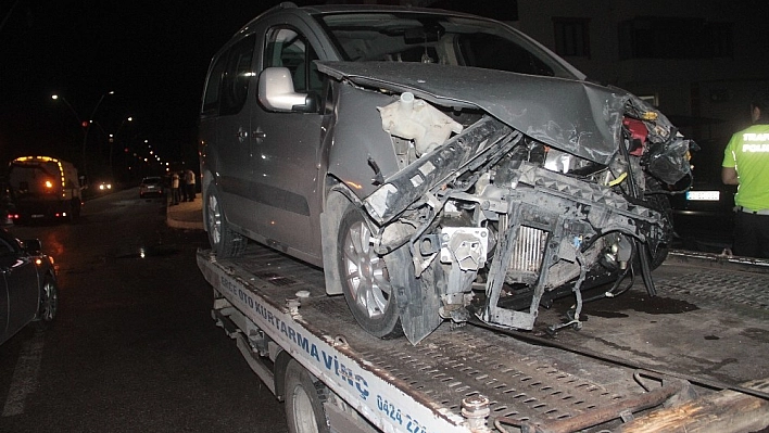 Minibüsle, hafif ticari araç çarpıştı: 3 yaralı 