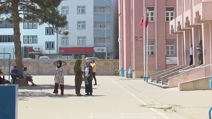 Bingöl'de YKS heyecanlı geçti, öğrenciler sorulara zaman yettiremedi 
