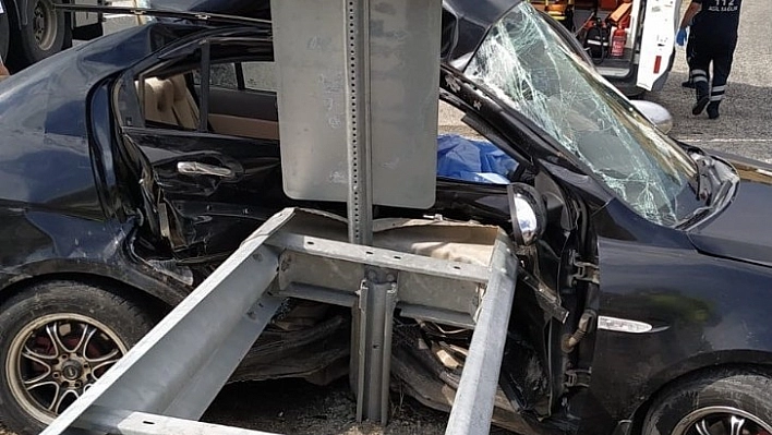 AK Partili Belediye Meclis Üyesi Bariyerlere Çarptı: 1 Ölü