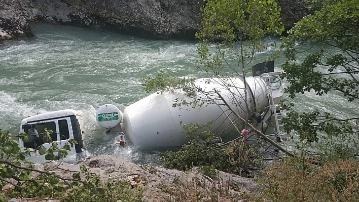 Beton mikseri Munzur Çayı'na uçtu 