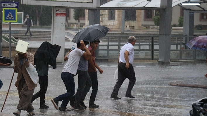 Malatya'da sağanak yağış etkili oluyor 