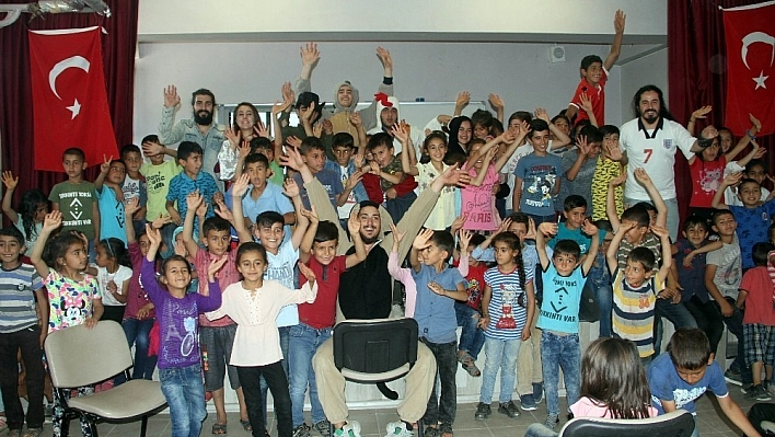 Tiyatro ile çocuklara dokunuyorlar