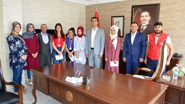 Ecdada mektup yazan öğrencileri Kaymakam Kazez, ağırladı 