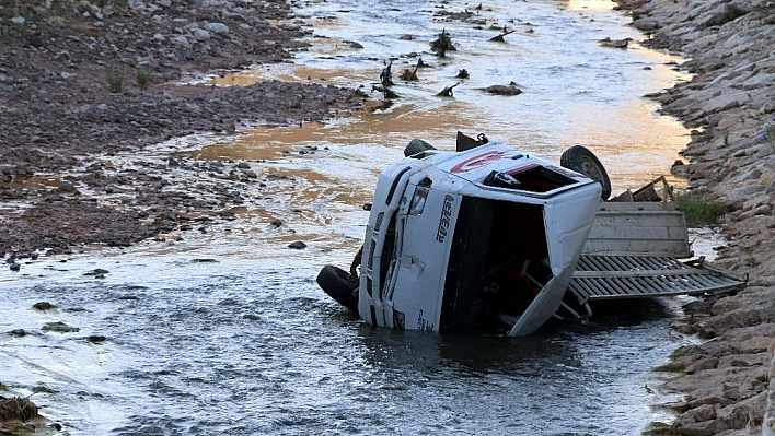 Hekimhan'da kamyonet dereye uçtu: 2 yaralı 
