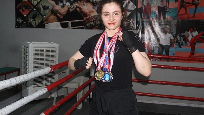Elif, Kick Boks'ta Milli Takım'a yükselmek istiyor