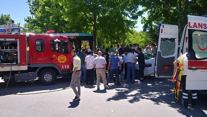 Özel halk otobüsü ile otomobil çarpıştı: 7 yaralı 