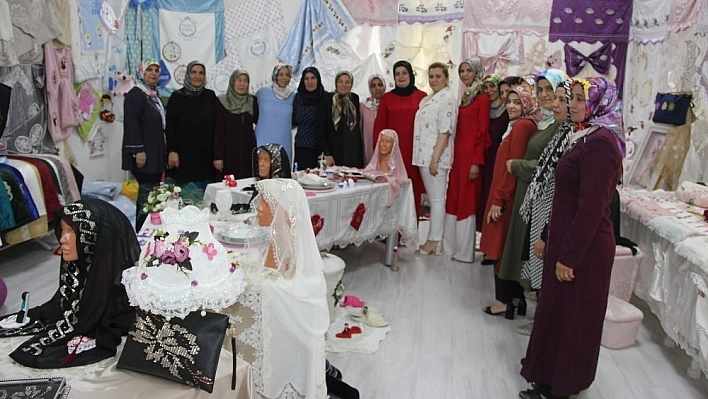 Kursiyerlerin el emeği göz nuru eserleri sergilendi 