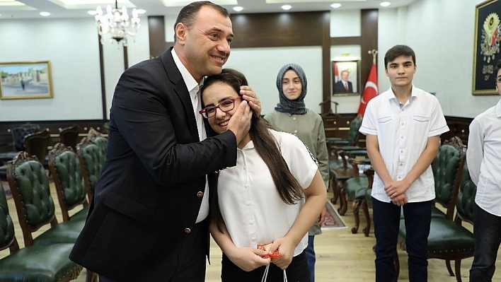 Vali Kaldırım, LGS Birincileriyle Biraraya Geldi