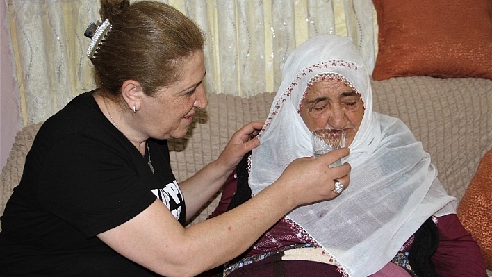 Örnek gelin, aynı evde hem annesine, hem kayınvalidesine gözü gibi bakıyor 