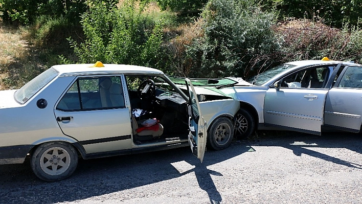 Malatya'da iki otomobil kafa kafaya çarpıştı: 1 ölü, 2 yaralı 