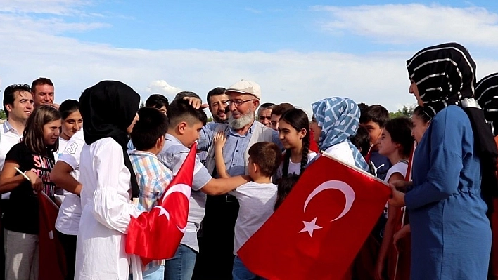Elazığlı öğretmenler, şehitler için söyledi 